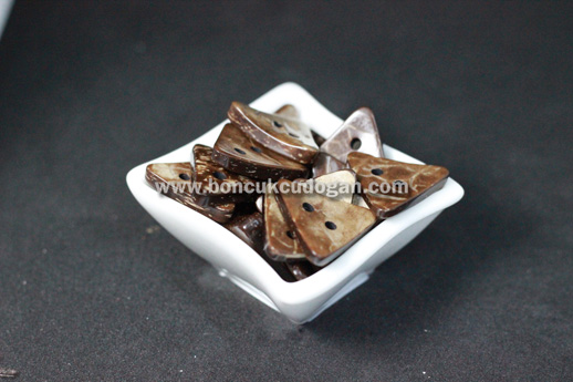 COCONUT (HİNDİSTAN CEVİZİ) DÜĞMELER ÜÇGEN DÜĞMELER 2,5cm