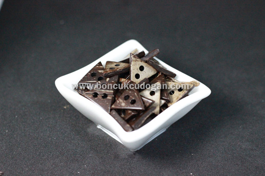 COCONUT (HİNDİSTAN CEVİZİ) DÜĞMELER ÜÇGEN DÜĞMELER 2cm