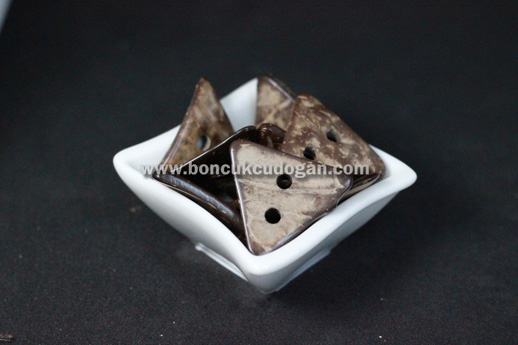 COCONUT (HİNDİSTAN CEVİZİ) DÜĞMELER ÜÇGEN DÜĞMELER 3,5cm